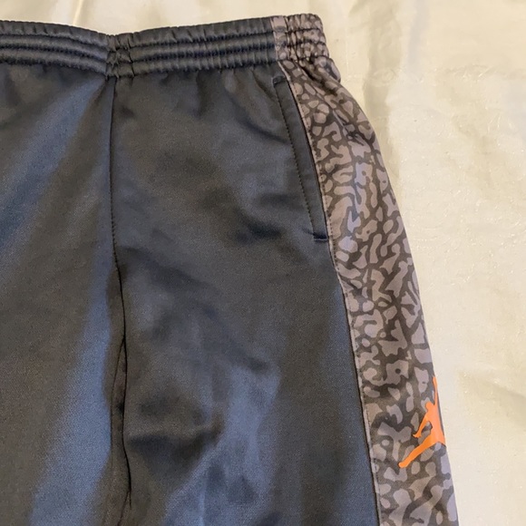 Boys Nike sweatpants size 4-5 yrs. - Picture 4 of 5